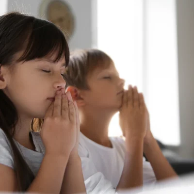 children praying